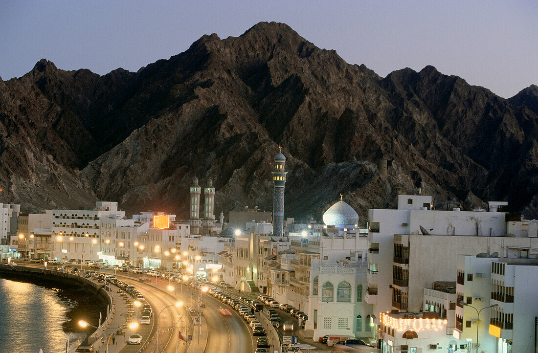 Blick auf die Stadt bei Nacht, Mutrah, Maskat, Oman