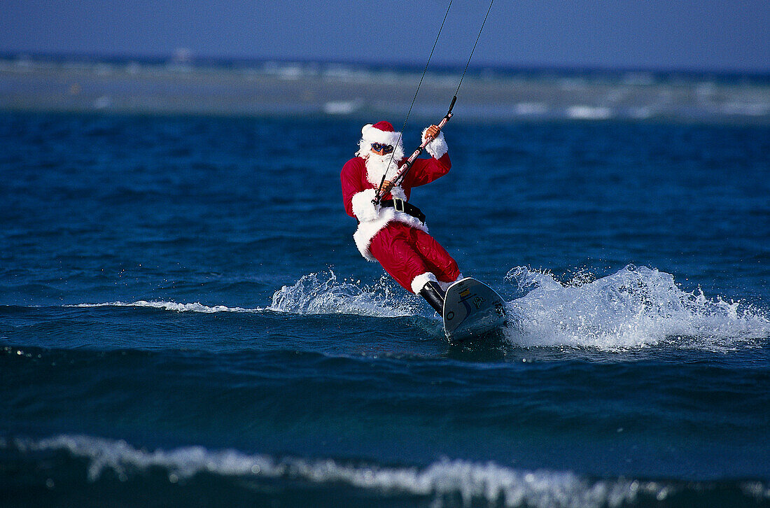 Weihnachtsmann beim Kitesurfen, X-mas Bay of El Naba Rotes Meer, Aegypten