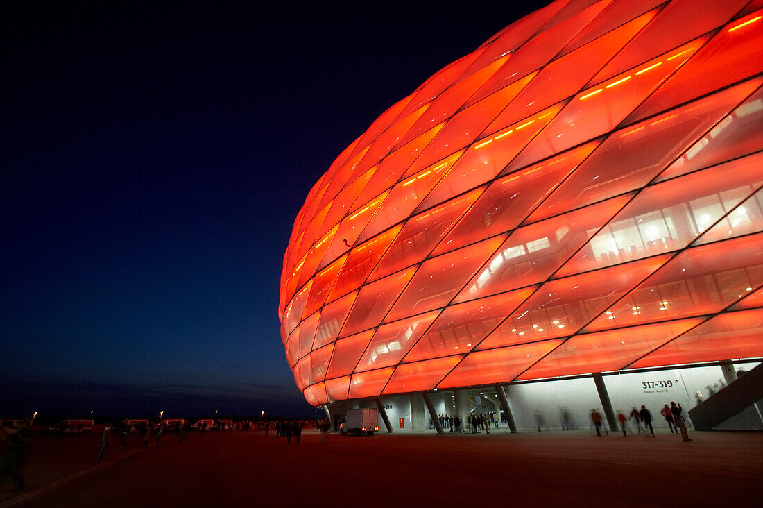 Blick auf die beleuchtete Allianz Arena, München, Bayern, Deutschland