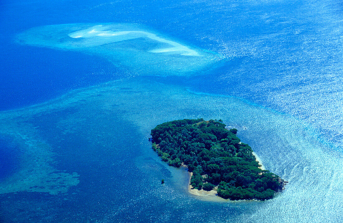 Luftaufnahme einer tropische Insel mit Sandbank, Santo Coast, Vanuatu, Südsee