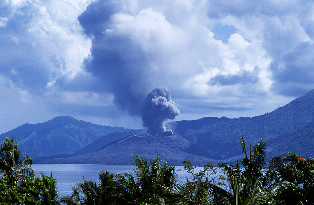Volcano erupts, Rabaul, East New Britain, Papua New Guinea, Melanesia