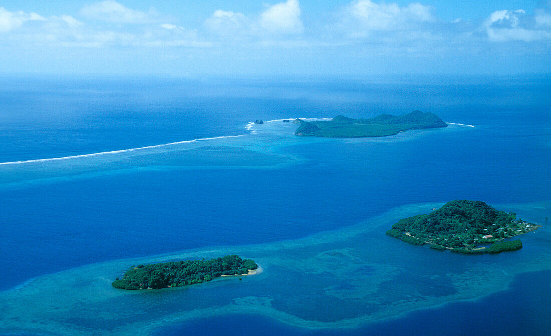 Luftaufnahme von drei Inseln, Coral Islands, Santo Coast, Vanuatu, Südsee