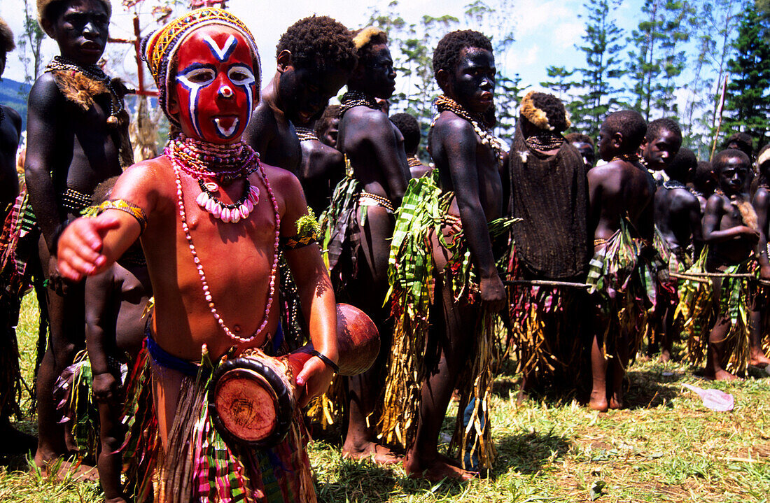 Kind mit Trommel, Kinder bei der Huli Sing Sing Fest, Mt Hagen, Eastern Highlands, Papua Neuguinea, Melanesien