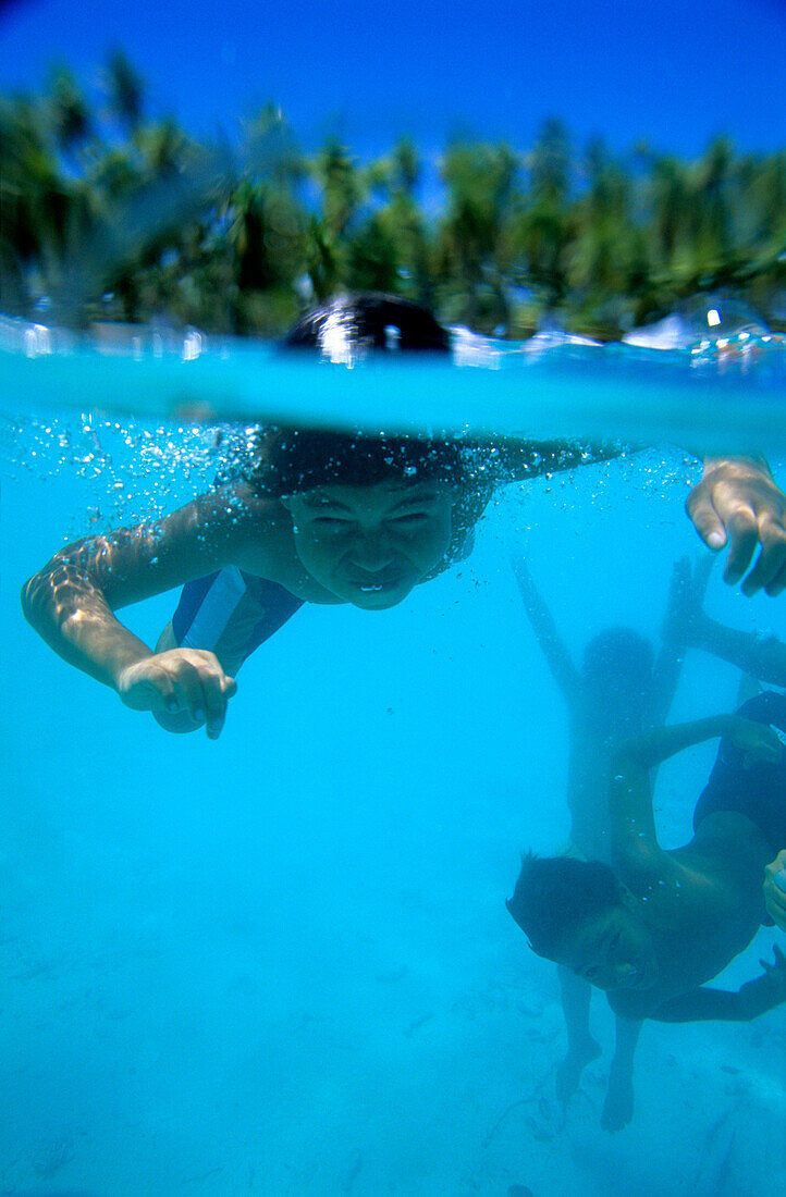 Kinder schwimmen unterwasser, Tauchen, Takapotu, Tuamotu Islands, Französisch Polynesien, Südsee