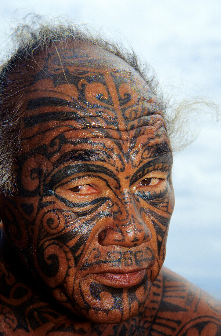 Mann mit Gesichtstätowierungen, Rangiroa, Tuamotu Islands, Französisch Polynesien, Südsee