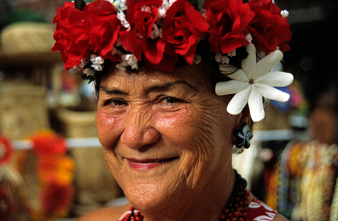 Marktfrau mit Blumenschmuck, Tahiti, Windward Islands, Französisch Polynesien, Südsee