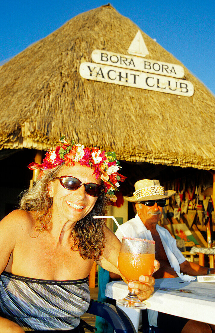 Frau mit Cocktail, Yacht Club, Bora Bora, Windward Islands, Französisch Polynesien, South Pacific