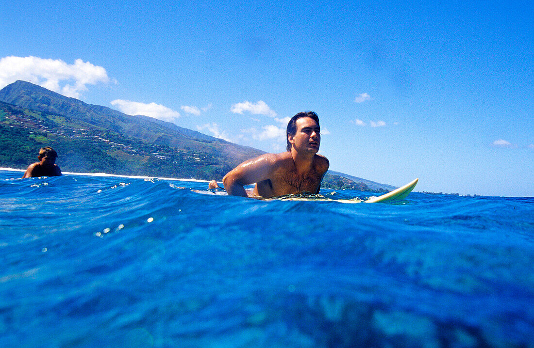 Surfer wartet auf die perfekte Welle, Punaauia, Tahiti, Französisch Polynesien, South Pacific