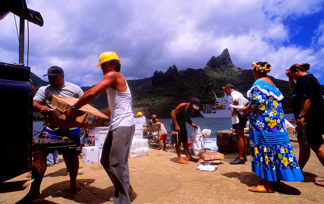 Louis, unloading, Hatiheu, Nuku HIva, Marquesas French Polynesia, South Pacific