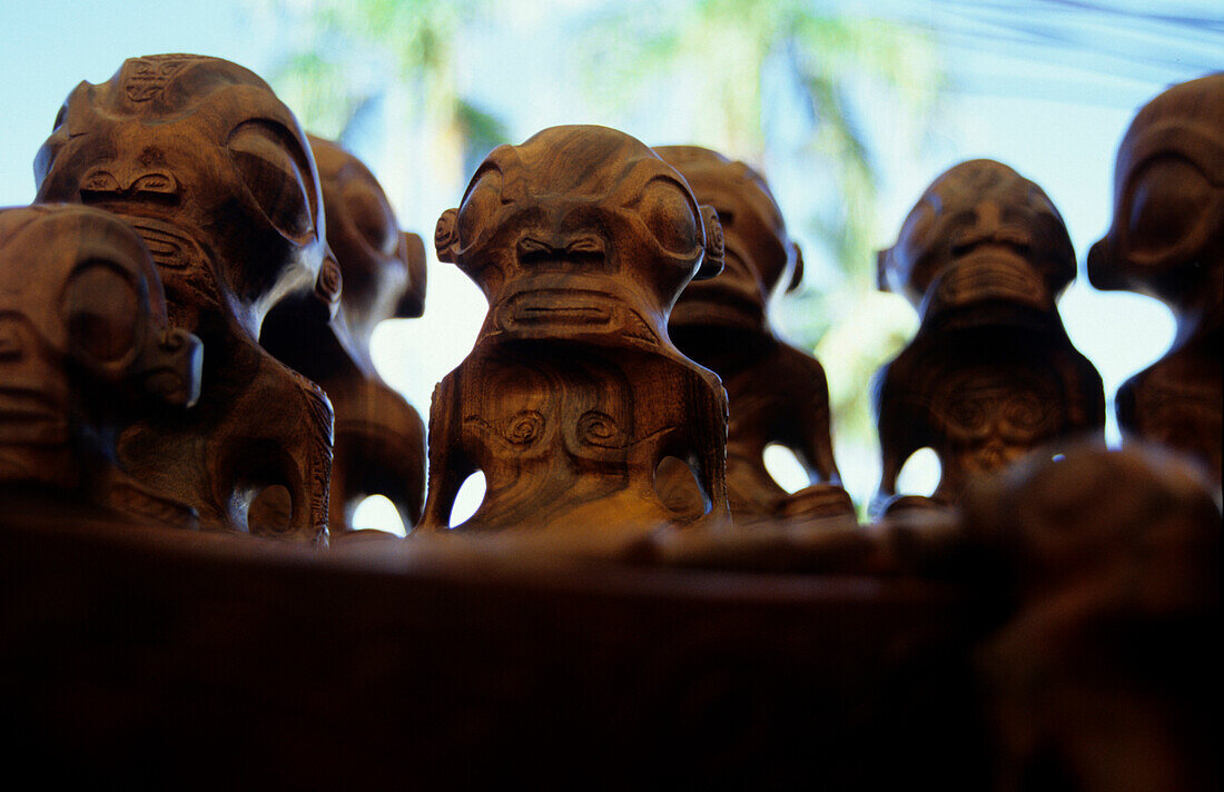 Nahaufnahme von Tiki Skulpturen, Taihoae, Nuku Hiva, Marquesas, Französisch Polynesien, Südsee