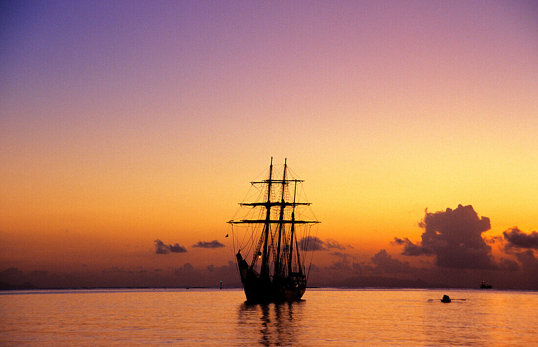 Segelschiff bei Sonnenuntergang, Cooks Bay, Moorea, Französisch Polynesien, Südsee