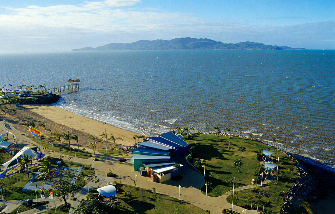 Luftaufnahme der Küste von Townsville, im Hintergrund Magnetic Island, Queensland, Australien