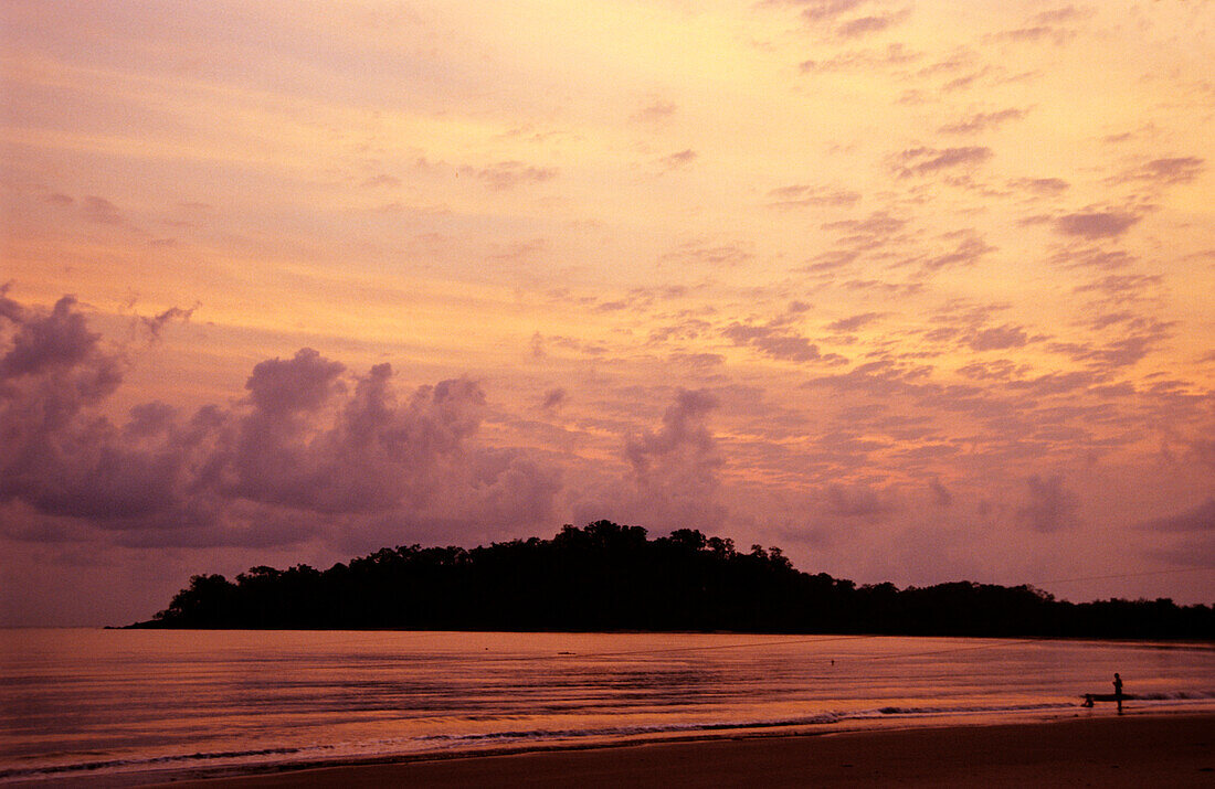 Sonnenaufgang mit Insel im Hintergrund, Yorkeys Knob, Cairns, Queensland, Australien