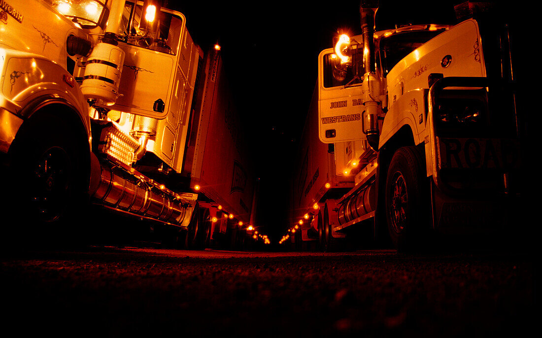 Lastwagen, LKW bei Nacht, Tennant Creek, Northern Territory, Australien