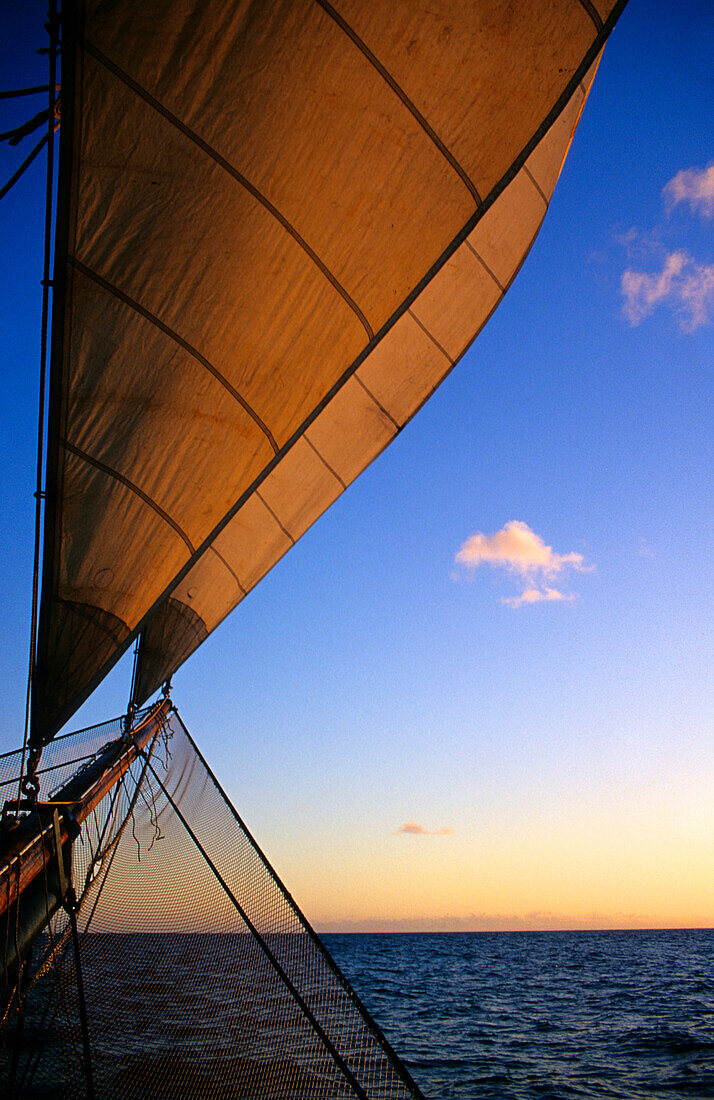 Bugspriet von einem Segelschiff bei Sonnenuntergang, Bora Bora, Südsee