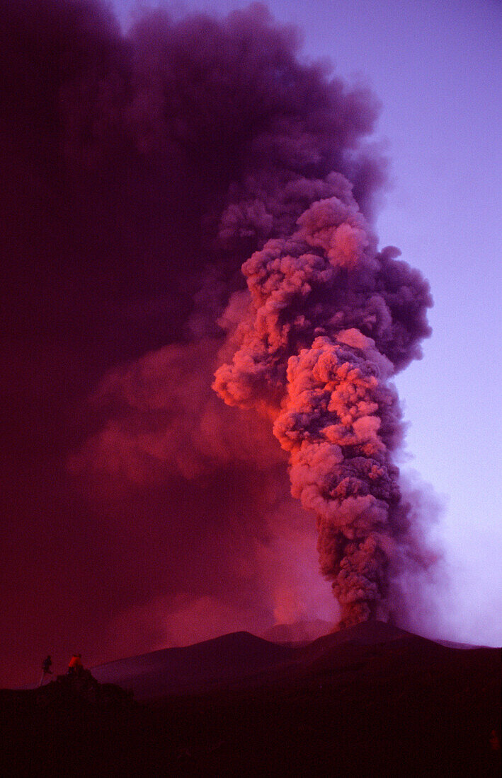 Vulkanausbruch bei Sonnenuntergang, Ätna, Sizilien, Italien