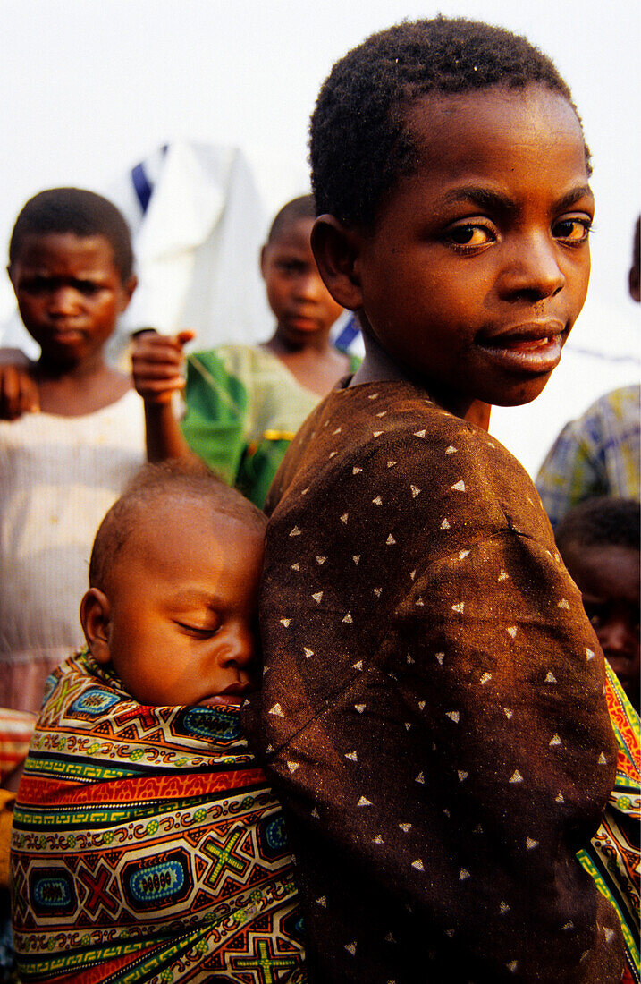 Mädchen mit Kind, Flüchtlingslager, Goma, Kongo, Afrika