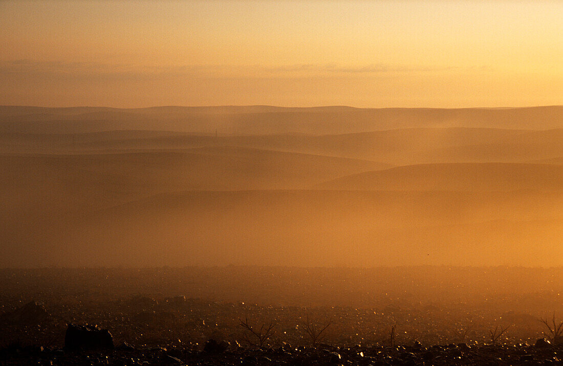 Morgennebel bei Sonnenaufgang in der Wüste, Jordanien, Naher Osten