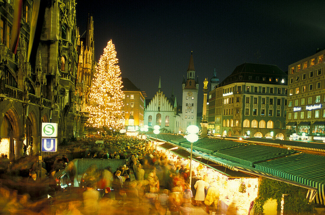 Christmas market on Marienplatz in front of city hall, Munich, Bavaria, Germany