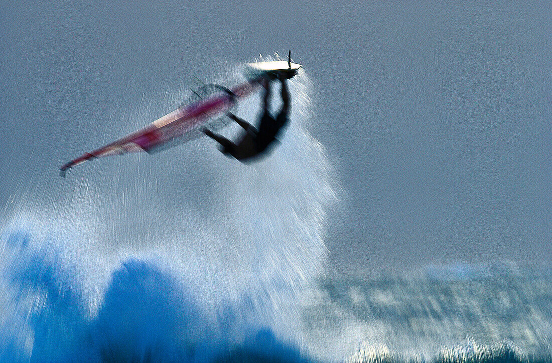 Mann mit Windsurfbrett im Sprung, Hawaii, USA, Amerika