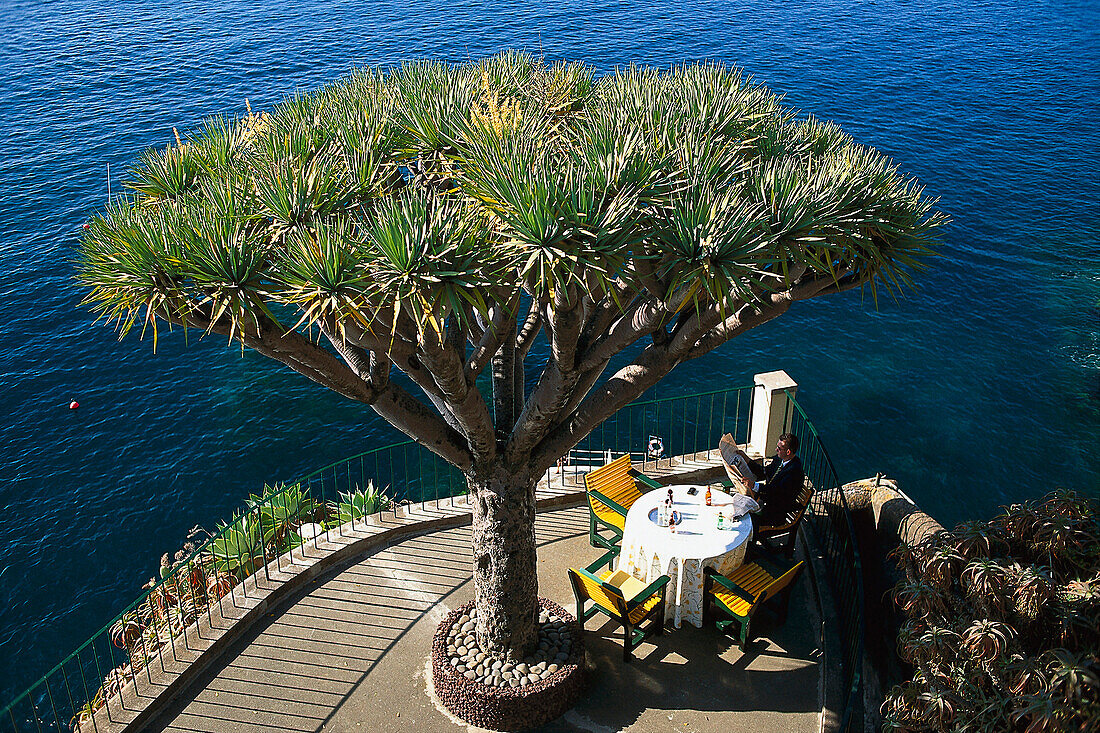 Mann auf einer Terrasse mit Meerblick, Reid´s Hotel, Funchal, Madeira, Portugal, Europa