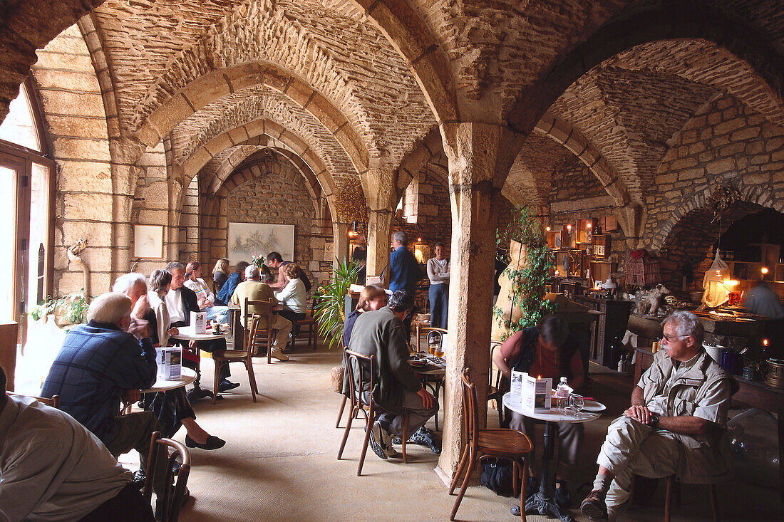 Stammgäste in der Café Cabalus, Vezelay, Yonne, Burgund, Frankreich