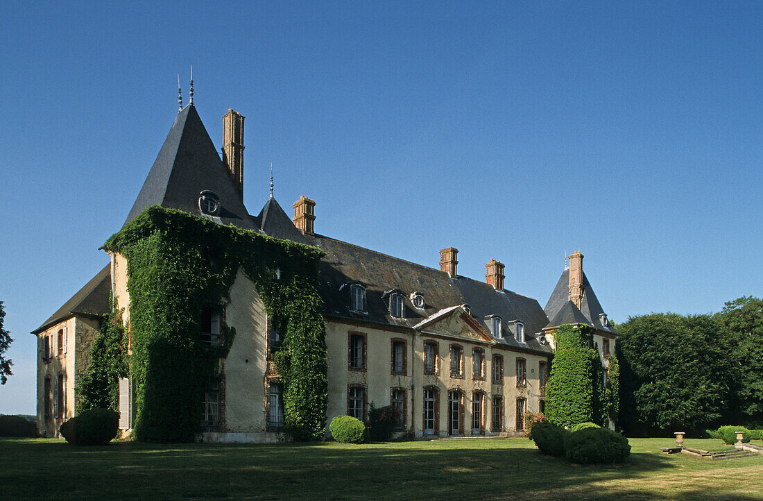 Das Schloss Château de Prunoy unter blauem Himmel, Prunoy, Burgund, Frankreich