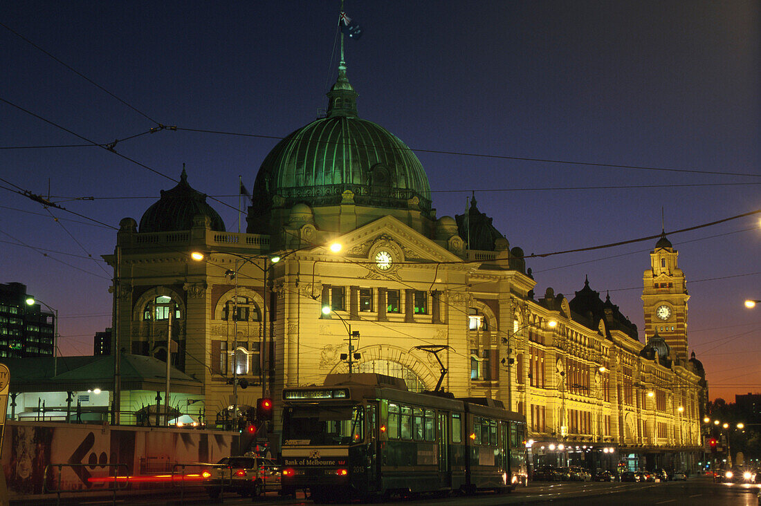Flinders Street Station, abends, Melbourne Victoria, Australien