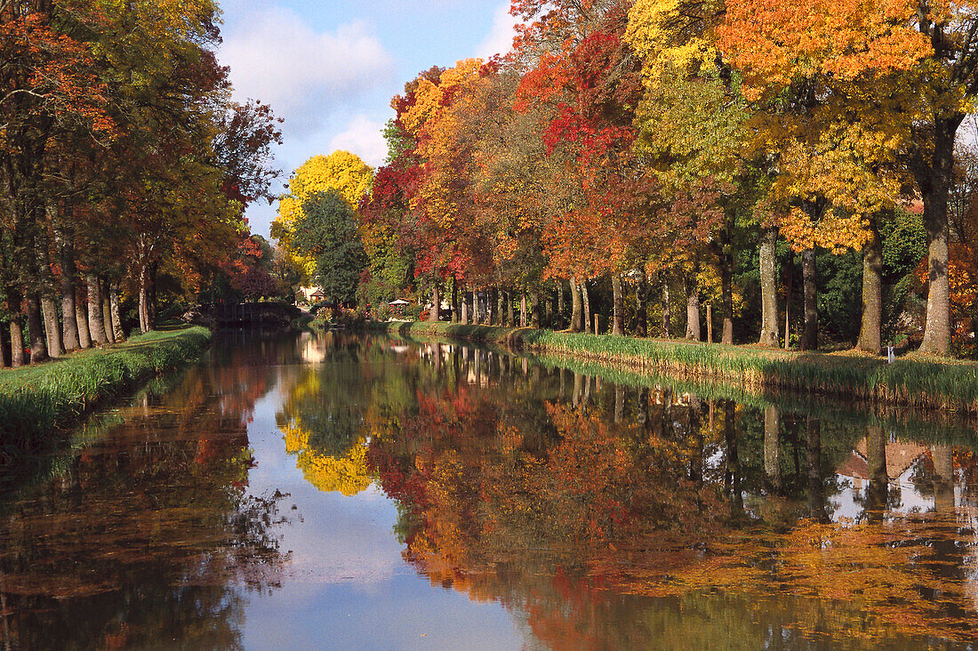 Canal de Bourgogne, near Châteauneuf-en Auxois Burgundy, France