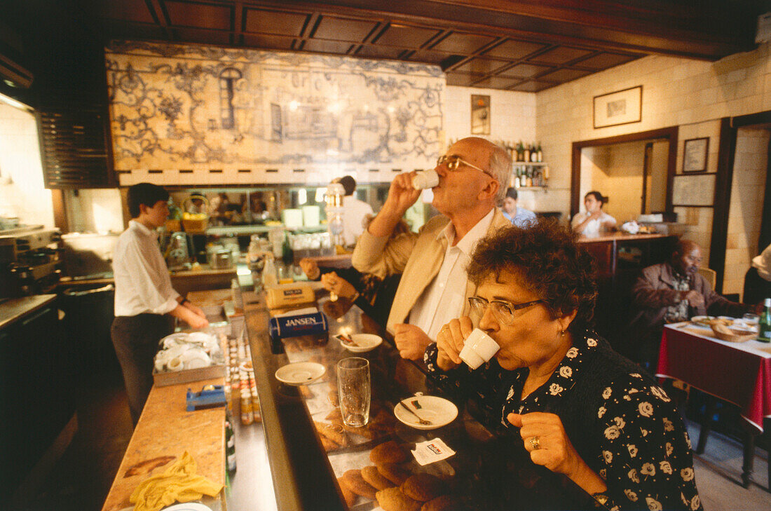 Senioren trinken Kaffee im Café San Martinho da Arcada, Praca do Comércio, Baixa, Lissabon, Portugal
