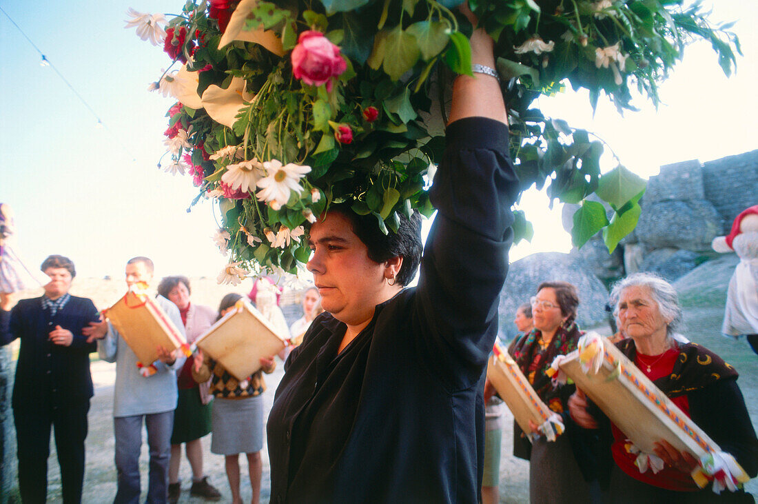 Menschen feiern, Festas da Nostra Senhora do Castelo, Monsanto bei Guarda, Montanhas, Portugal