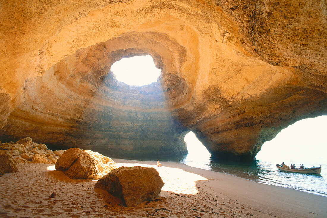 Felshöhle mit Loch, Benagil, Algarve, Portugal