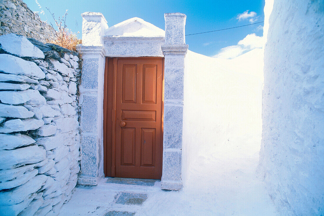 Weiße Gasse in Chora, Amorgos, Kykladen, Griechenland