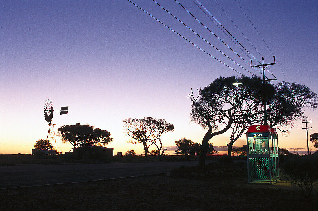 Beleuchtete Telefonzellen am Stuart Highway bei Sonnenuntergang, Woomera, Australien