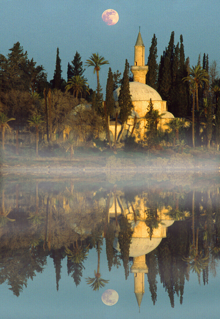 Mondaufgang über der Chala Sultan Tekke Moschee am Wasser, Zypern, Europa