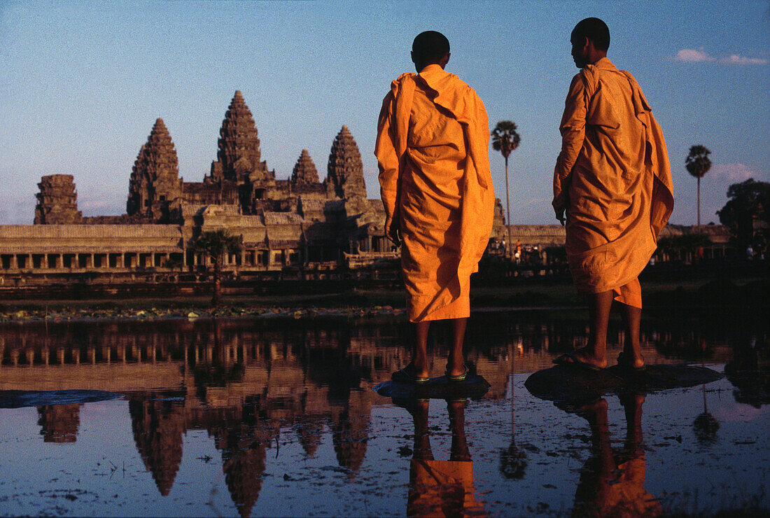 Monks in Angkor Wat, Angkor Wat, Siem Raep Cambodia, Asia