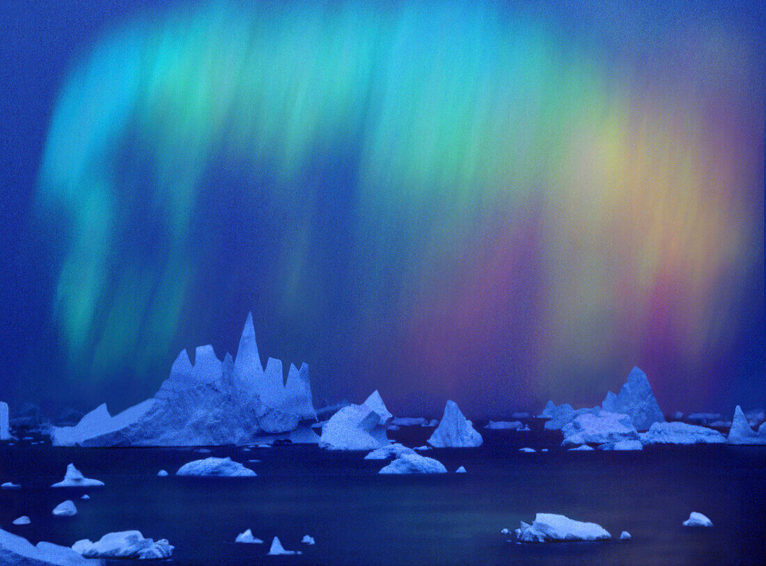 Nordlichter über Eisbergen auf dem Meer, Bellingshausen Meer, Ellsworthland, Antarktis