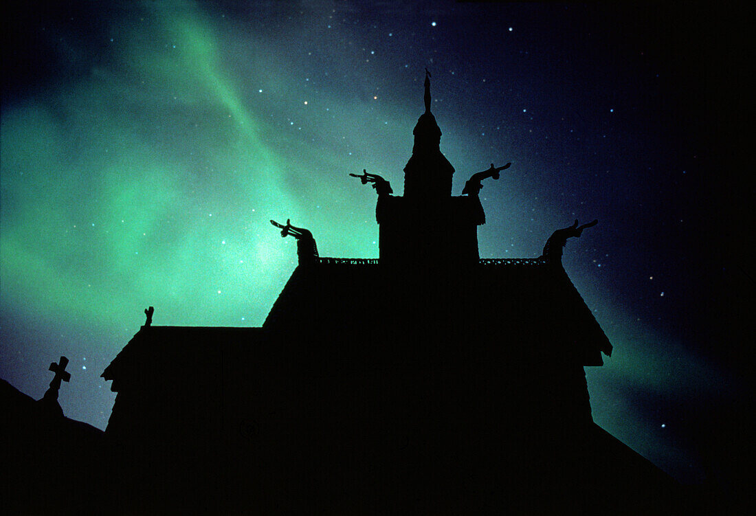 Nordlichter über einer Stabkirche, Borgund, More og Romsdal, Norwegen, Europa