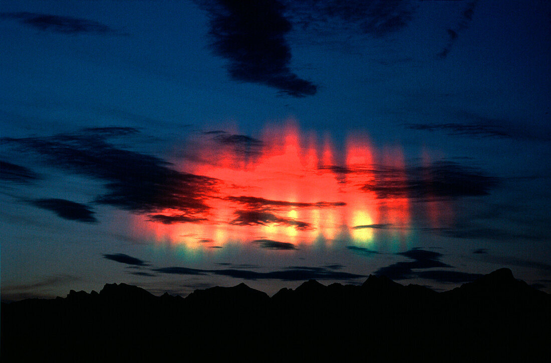 Nordlichter an Wolkenhimmel, Norwegen, Skandinavien, Europa