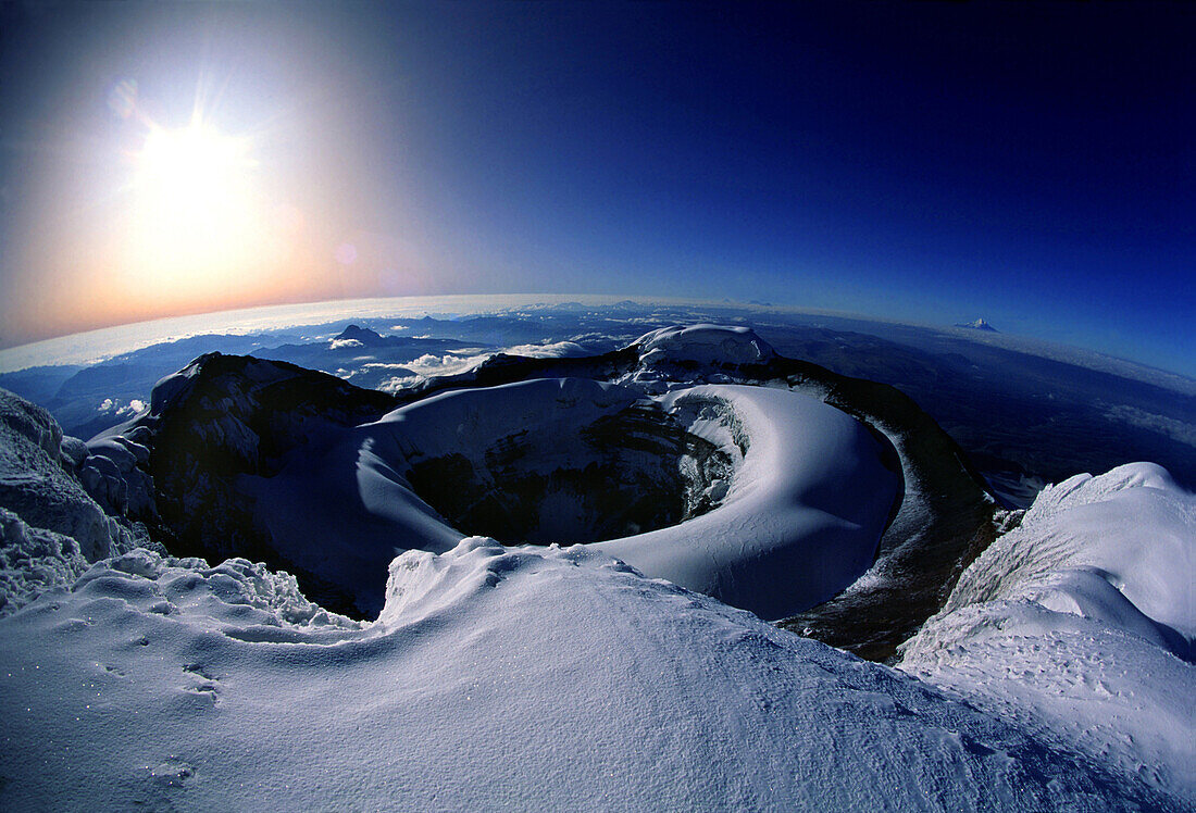 Krater des Cotopaxi Vulkans im Sonnenlicht, Ecuador, Südamerika, Amerika