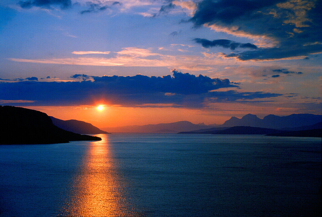 Mitternachtsonne über dem Meer, Norwegen, Skandinavien, Europa