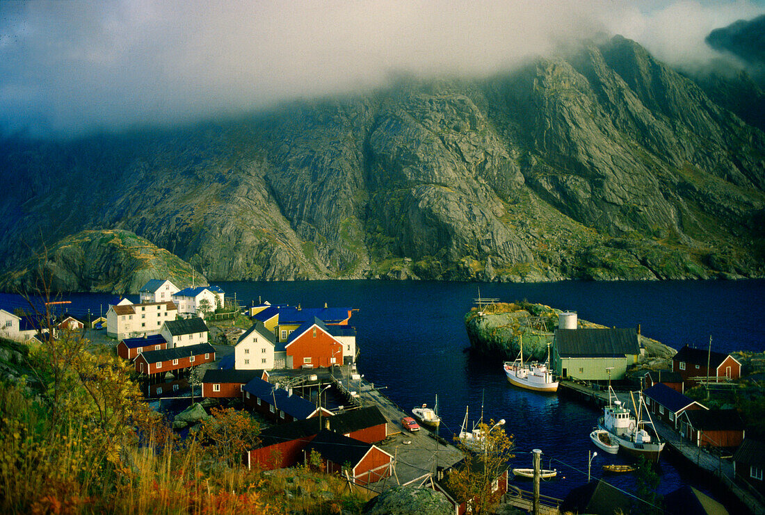 Blick auf Fischerdorf am Nusfjord, Lofoten, Norwegen, Skandinavien, Europa