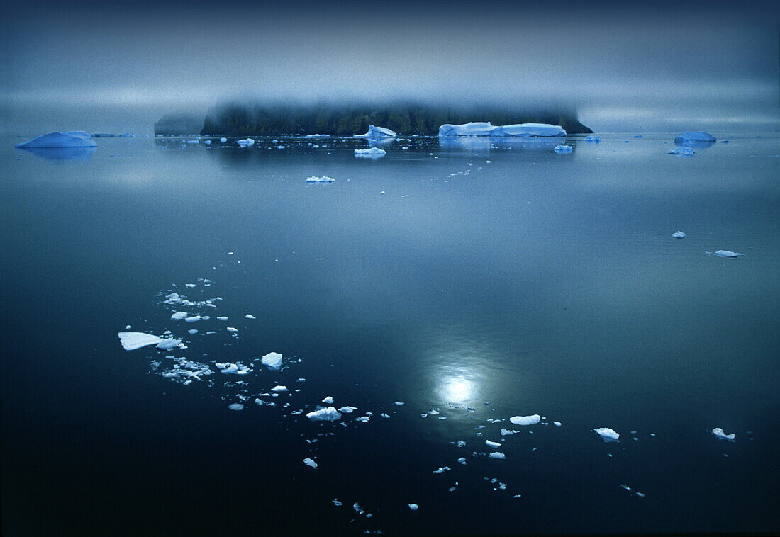 Eisschollen und namenlose Insel im Nebel, Graham Küste, Antarktische Halbinsel, Antarktis
