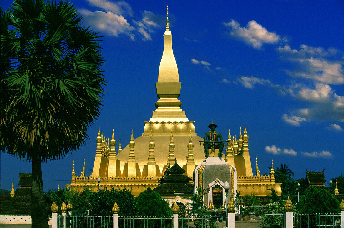 Goldene That Luang Stupa unter blauem Himmel, Vientiane, Laos, Asien