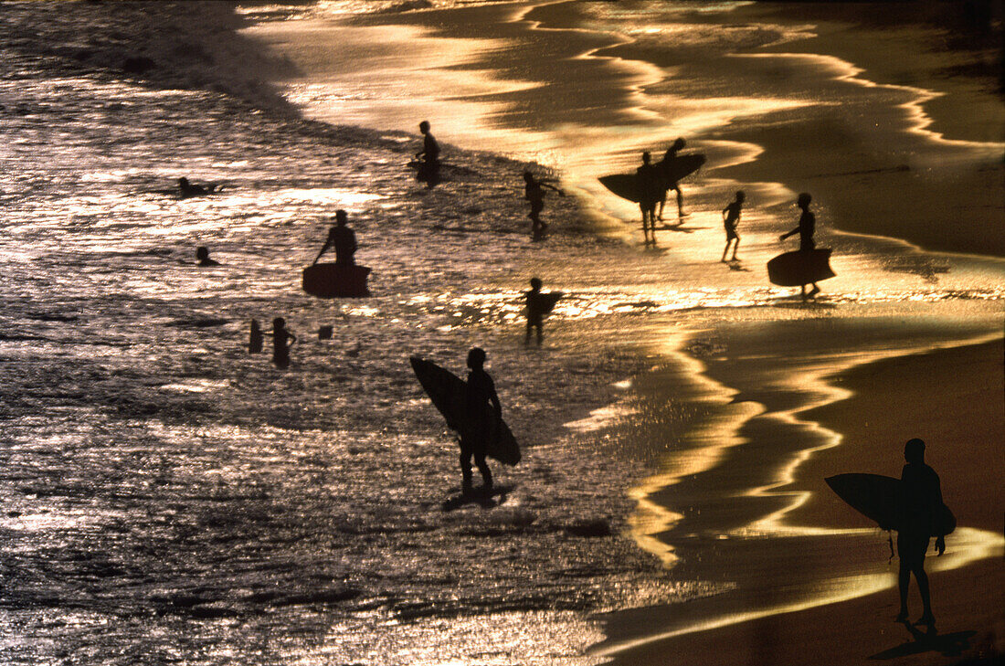 Surfer am Strand bei Sonnenuntergang, Rio de Janeiro, Brasilien, Südamerika, Amerika