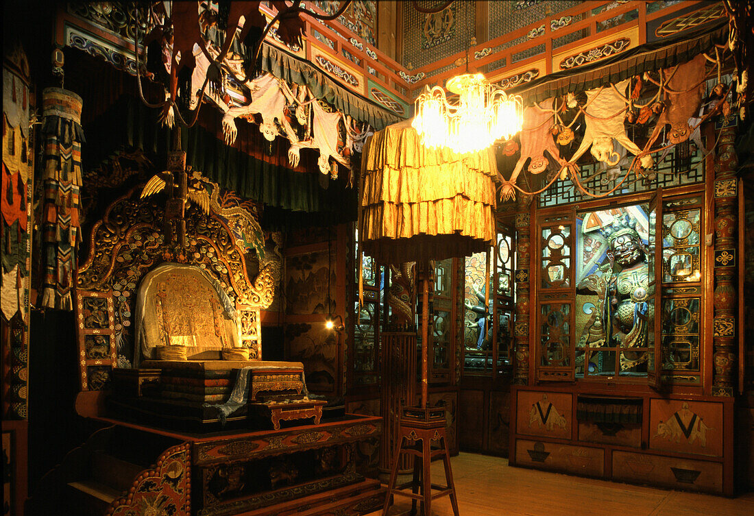 Innenansicht von Kloster Gandan Chiid, Thron, Ulan Bator, Mongolien, Asien