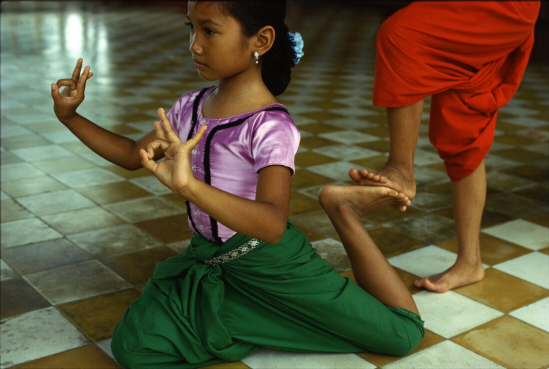 Mädchen lernt Tempeltanz, Royal Academy of Performing Arts, Phnom Penh, Kambodscha