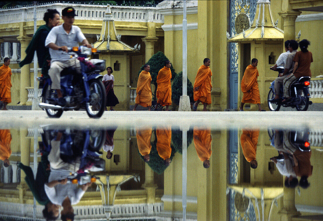 Spiegelung eines Motorradfahrers in Pfütze, Phnom Penh, Kambodscha, Indochina, Asien
