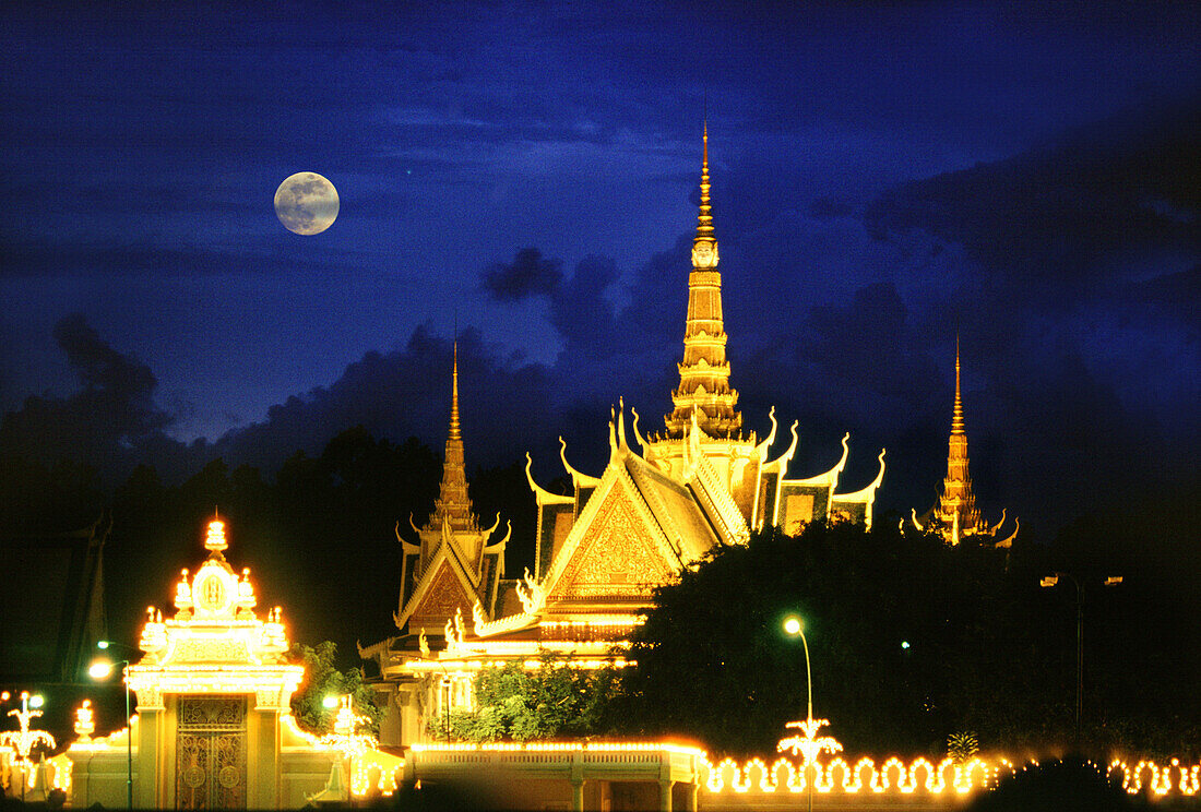 Der beleuchtete Königspalast bei Nacht, Phnom Penh, Kambodscha, Asien