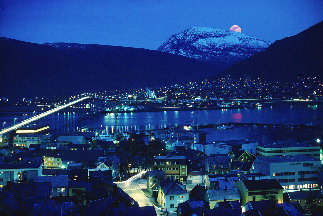 Tromso bei Nacht, Norwegen, Skandinavien
